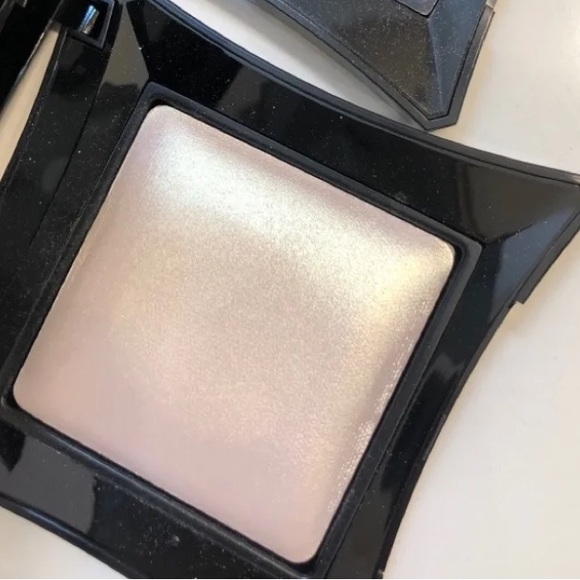 Illamasqua Beyond Powder Highlighter in Deity BNIB - Picture 8 of 14